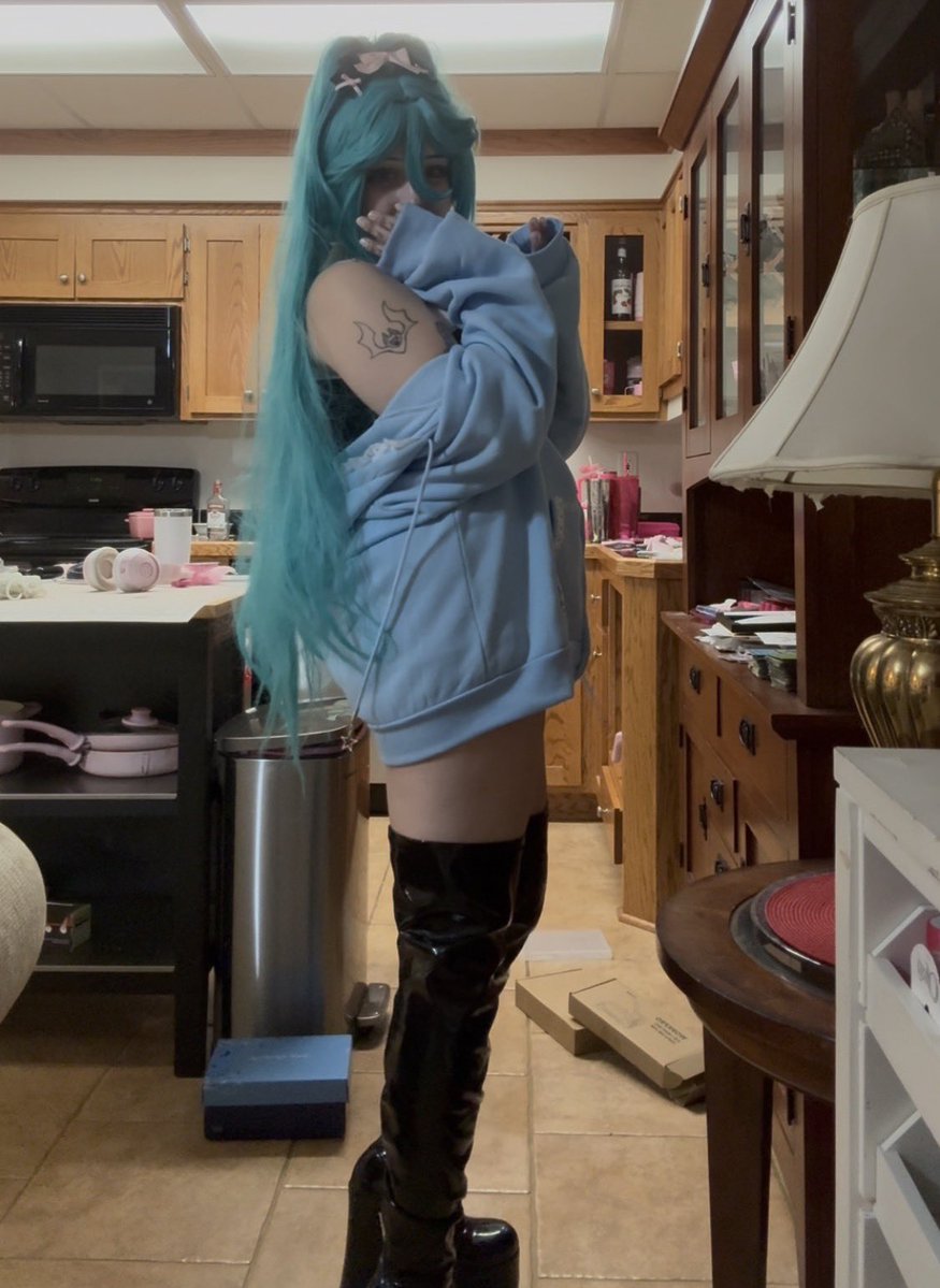 loonaslut420's tweet photo. wtf is ariana grande doing cosplaying hatsune miku... https://t.co/23DxbdUNvC