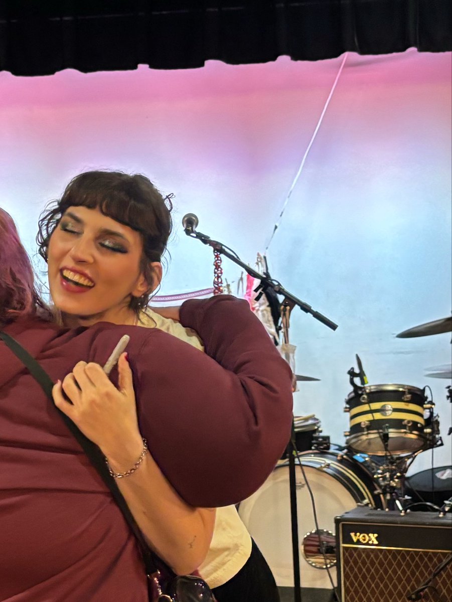 lavendercomplex's tweet photo. guys I made it btw just so everyone knows traffic did not stop the gabby and rachel reunion !!!! love you so much @rachel_bochner https://t.co/4tvSsyTn2e