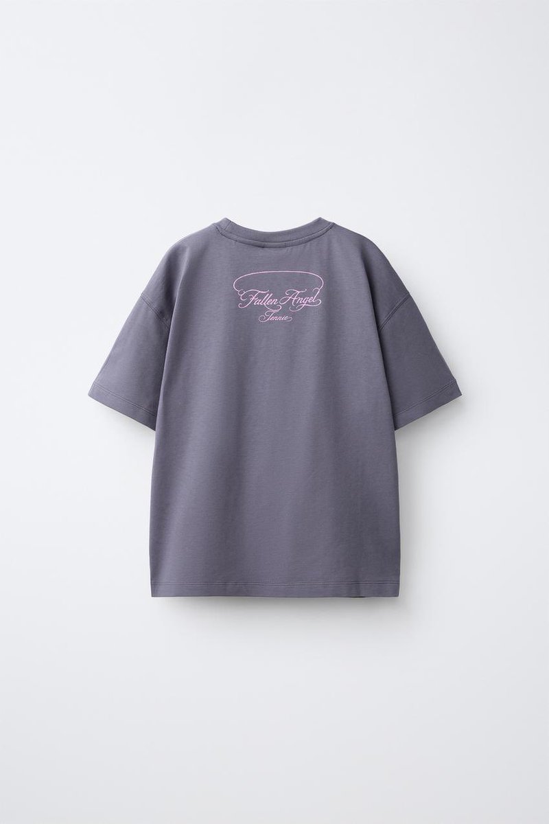 JennieDCGallery's tweet photo. 261025 #JENNIE × ZARA New Items

─ JENNIE RUBY ® 숄더 백 ₩39,900
https://t.co/lB5xpBRRnc

─ JENNIE ©™ 포토 프린트 티셔츠 ₩27,900
https://t.co/qM1b1Ha3GG

─ JENNIE ©™ 니트 모자 ₩19,900
https://t.co/i7DXO0nPCN https://t.co/K2IrNVMpMe