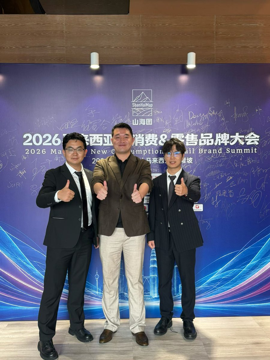 bai_ge47001's tweet photo. 未来十年，普通人一定要想办法赚全球的钱。

中国年轻人最应该做的一件事，就是尽早建立自己的全球赚钱能力。不是让所有人都移民，也不是鼓励大家盲目出海。

不要把自己一辈子的收入，限制在一个城市、一个行业、一个国家。

有10件事，建议尽早开始。

1、先搞明白，全世界的钱都在哪里。

美国有高购买力市场，东南亚有快速变化的消费需求，中东有资本和产业转型机会。

不要只盯着国内同行在做什么。

你在一个地方卷价格，别人可能在另一个地方赚利润。

2、尽早学会寻找海外客户。

Google、LinkedIn、X、行业展会、海外社群，都可以成为客户渠道。

不一定非要开公司、租办公室、招团队。

先找到一个愿意付款的客户，比研究一百个商业模式有用。

3、研究全球市场的价格差。

同样一项技能、同样一个产品，在不同国家可能卖出完全不同的价格。

但别只看售价，还要计算税费、获客成本、交付成本和汇率风险。

真正值得做的是有利润的生意，不是看起来价格很高的生意。

4、尽早掌握AI。

过去你想做跨国业务，可能需要翻译、客服、设计、运营。

现在很多基础工作都可以用AI辅助完成。

一个人也有机会服务多个国家的客户。

5、尽早建立自己的全球信息渠道。

X、Reddit、YouTube、Google、行业报告。

不要只看别人搬运过来的二手消息。

很多机会出现的时候，中文互联网可能还没有多少人讨论。

6、研究跨境收款。

Stripe、PayPal、国际银行账户，以及不同国家的支付体系。

但一定要弄清楚准入条件、税务和合规要求。

能收到钱，是跨境生意的基本功。

7、不要一开始就做重资产。

不要动不动就租办公室、招十个人、注册五家公司。

先做服务，先做中介撮合，先做数字产品，先验证需求。

普通人最怕的不是赚钱慢，就怕你还没赚到钱，固定成本就已经压上来了。

8、建立自己的海外合作网络。

认识当地律师、会计师、创业者、渠道商。

不一定要认识很多人，但一定要认识几个真正靠谱、能把事情办成的人。

跨国生意，信息很重要，信任更重要。

9、不要把海外市场想得太美好。

每个国家都有自己的问题。

有的市场购买力不足，有的监管复杂，有的竞争激烈，有的收款困难。

不要因为国内竞争激烈，就觉得国外遍地是黄金。

10、最终要建立不依赖地理位置的收入。

人在新加坡可以赚钱，人在巴厘岛可以赚钱，回中国也能赚钱。

不是到哪里都要重新找一份工作，要让自己的客户、技能、品牌和业务能够跟着自己走。

我过去这些年一直在不同国家做生意，深刻明白和理解：

普通人最大的机会之一，不是逃离某个市场，而是让自己拥有选择市场的能力。

未来十年，别只研究怎么找一份更好的工作。

也研究一下，怎么让全世界成为你的潜在市场。