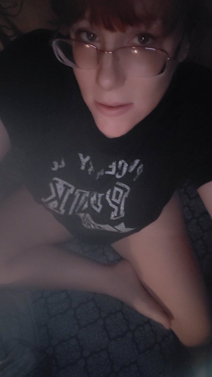 imdamomma1's tweet photo. Trouble in an oversized tee 😜✨ Saturday night unwinding hits different.

​#Redhead #RedheadsDoItBetter #LateNightVibes #SaturdayNight #RedheadGirl https://t.co/SYc8d9mFpL