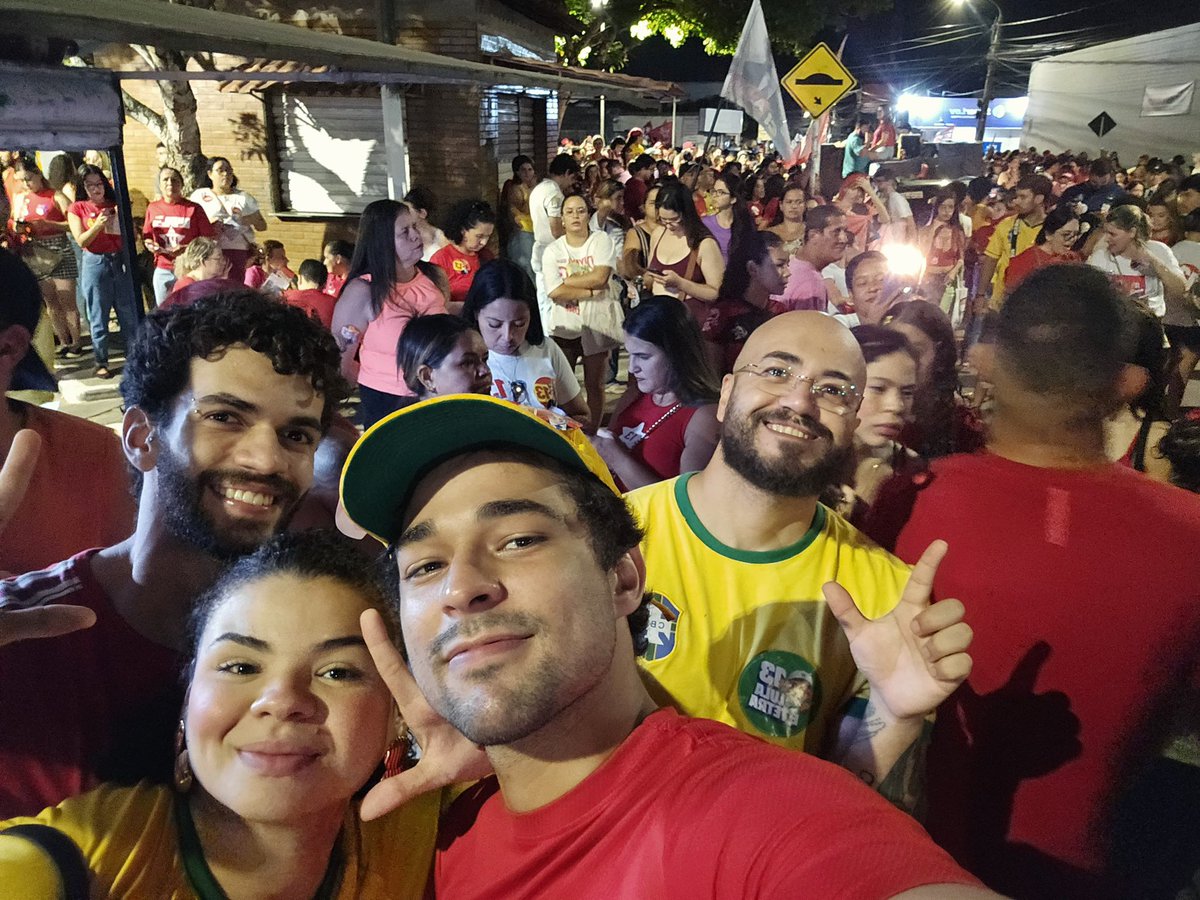 cadelaescarlate's tweet photo. Lutar contra o fascismo com vcs foi uma delícia. #LulaReeleito https://t.co/ZGAJqVQN8H