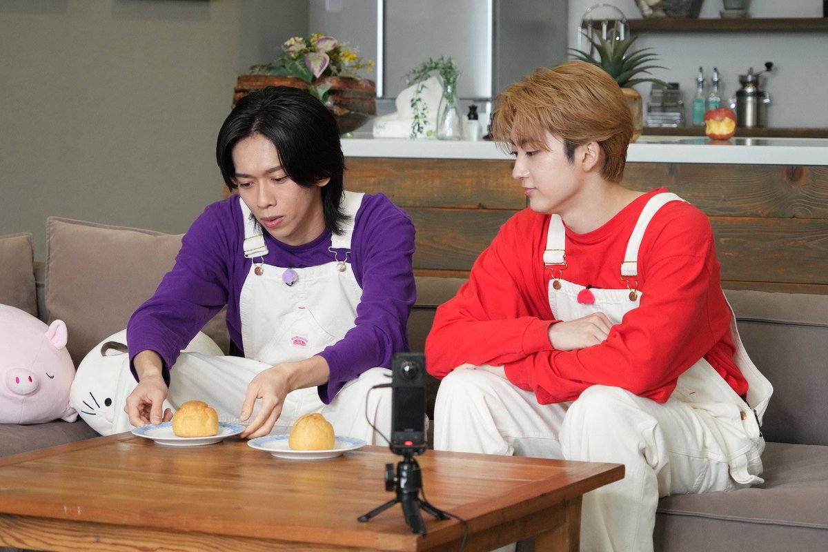 fujitoretari's tweet photo. 明日‼️ 10/26(月)23:30〜
フジテレビTWOにて初放送配信✨
「赤面バトルTHE レッドハウスで撮れ高足りてますか？」後編
超特急の照れさせ合いバトル完結！番外編のタクヤとハルの掛け合いもお見逃しなく！
 #FOD 配信📶
 #超特急トレタリ #超特急 #なすなかにし
https://t.co/86HPcDee7o https://t.co/Ko3LeONowW