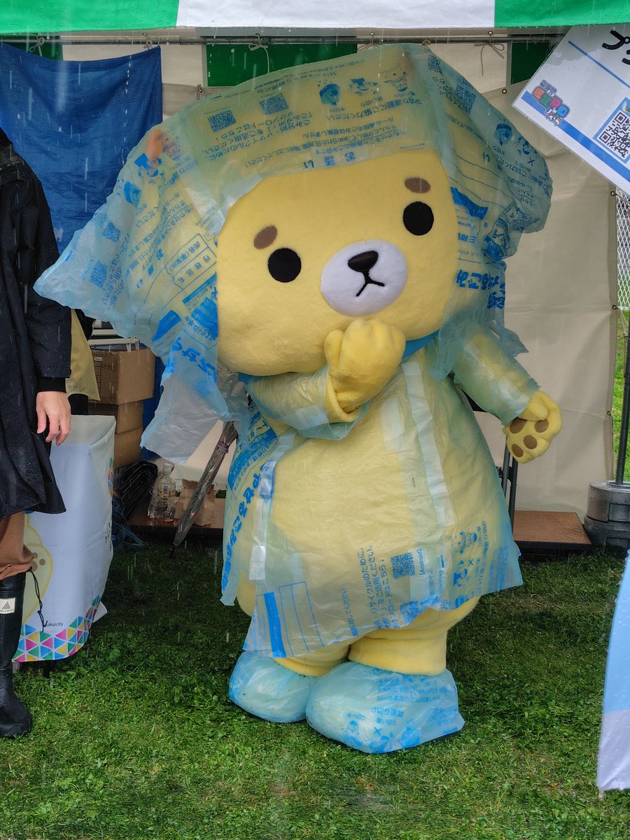 sy1116xx's tweet photo. レインコートの格差問題☔

#でもこの姿がお気に入り https://t.co/tlkEErAQiE
