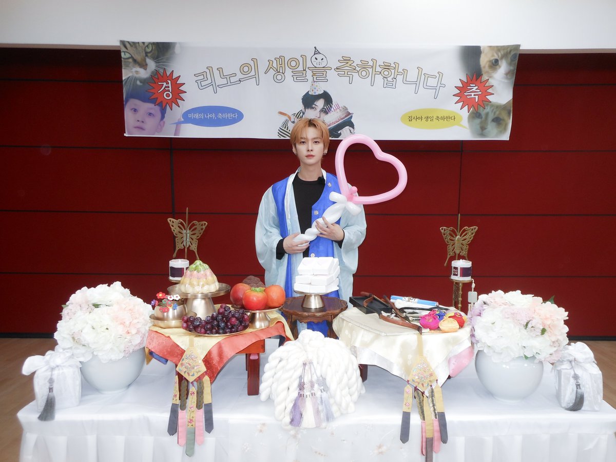 Stray_Kids's tweet photo. [SKZ-BEHIND📸]

LEE KNOW WHAT DAY IT IS?
It's Lee Know's Birthday🎉🎂

#StrayKids #스트레이키즈
#리노 #LeeKnow
#kNOw맘대로 #ThekNOwWay
#YouMakeStrayKidsStay https://t.co/lSz0ieDA2B