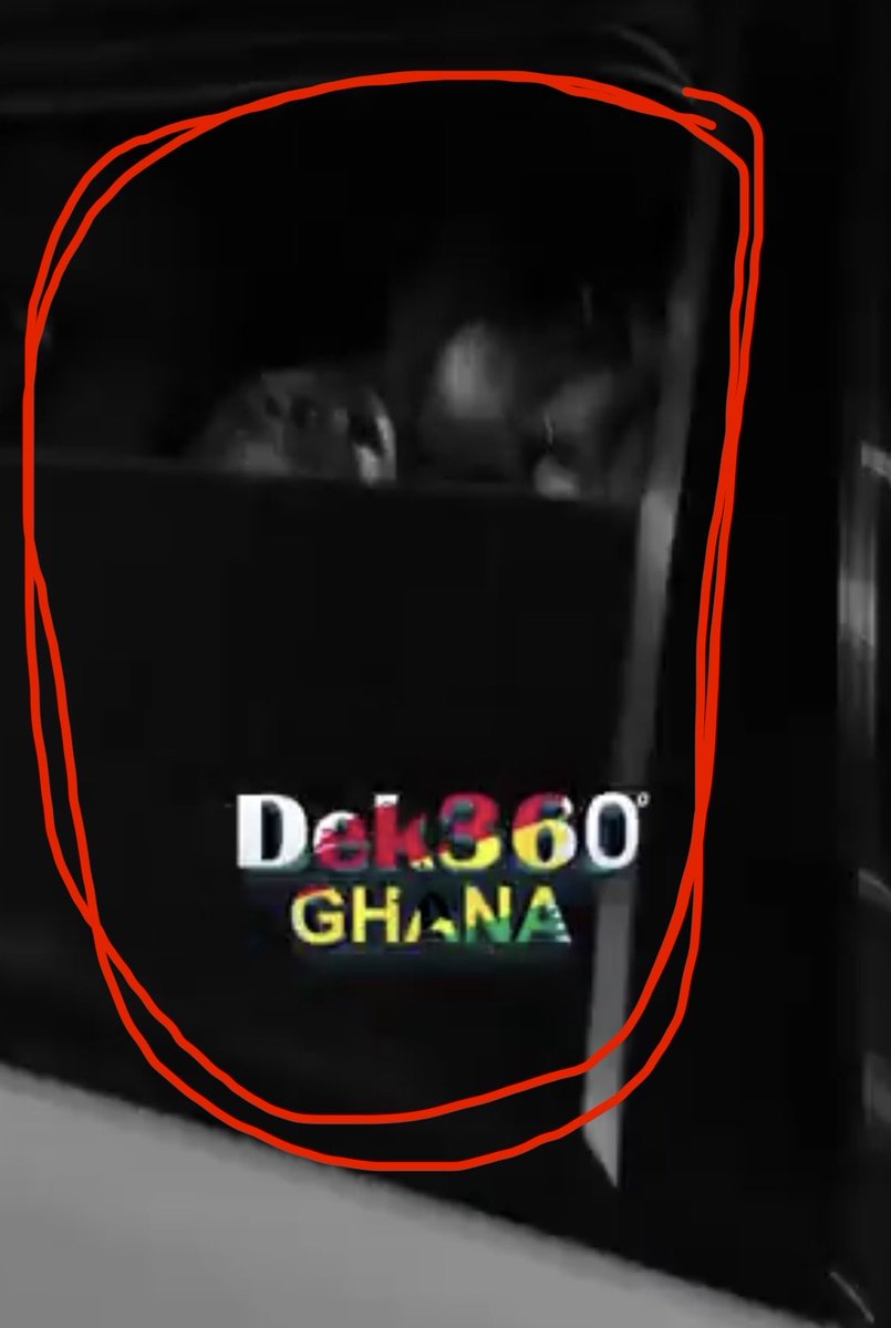 honourableceed's tweet photo. sarkodie don’t tell me there’s no medical team on board•
if no, then do better next time•
you’ve allowed this guy with less self esteem to rubbish your concert•

the guy was clearly gasping for air but the closed the window 😭😭 https://t.co/4agX14RMLN