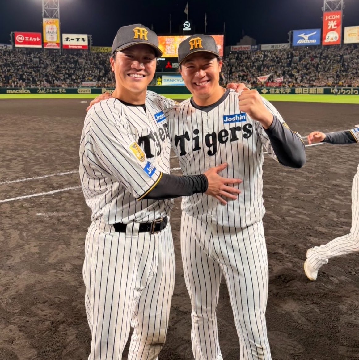 MZTigers22's tweet photo. しかし大山のお腹気遣ってるんだよなぁ https://t.co/4ztRGN7AcD