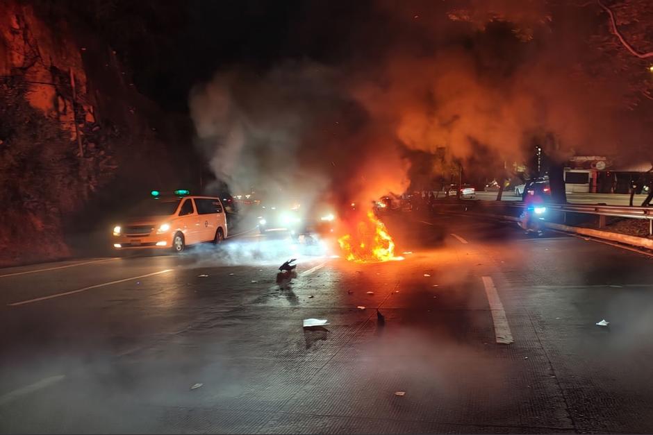 Motocicleta se incendia tras accidente de tránsito en la ruta Interamericana