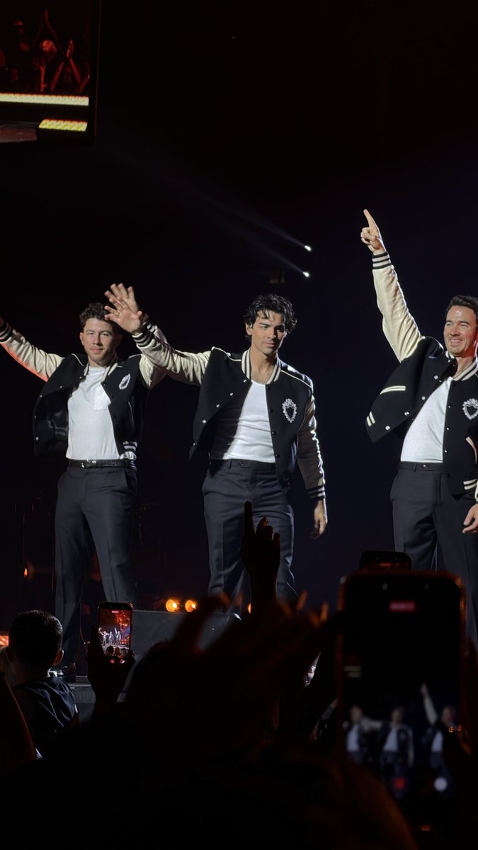 amymoy10's tweet photo. I’ve only been to the MSG shows so far so I really wanted to see them in the varsity jackets and it happened 😭

amazing show as always 🫶🏼 @jonasbrothers https://t.co/RLd4zk7c5y