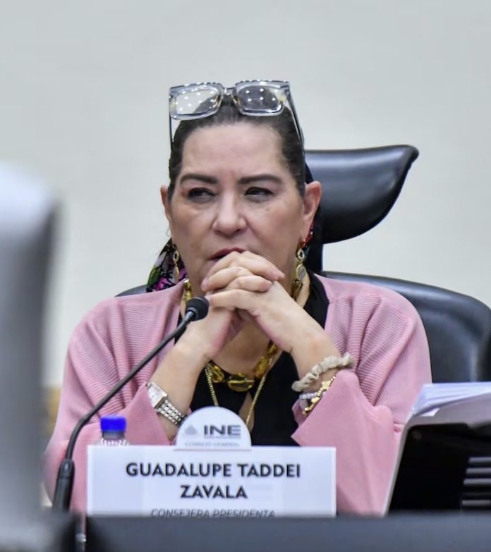 algomo's tweet photo. Hoy los trajo como sus **ndejos el tema de la renuncia  #GuadalupeTaddei y por otro lado #GuillermoDelToro 
Siguen encabritados?.... Ni una película más de Guillermo? Tomalaaaaa!!! https://t.co/ByjL2Yibpj