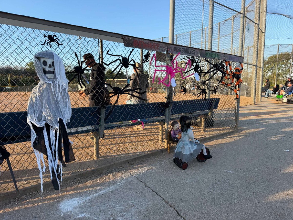 PerfectGameKC's tweet photo. The Leawood Thunder are babysitting the wrong kids this weekend at PGKC's Halloween Havoc. Better watch those two and all their creepy crawler friends. Great job Thunder! https://t.co/ZlKtSRr9Vr