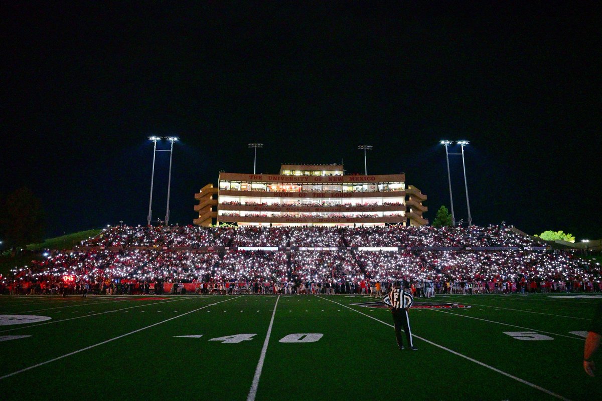 UNMLOBOS's tweet photo. A lot of #RealOnes here tonight. https://t.co/8gkj4lTVd8