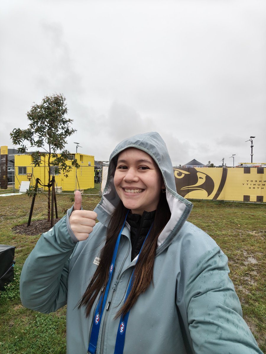 juliaperture's tweet photo. Wet weather at KCC! Our last home game of the year. Hawks need to win to stay in the finals race. Billy's 50th! Let's go #AFLWHawksDons @HawksInsiders https://t.co/jr5lJMN4RH