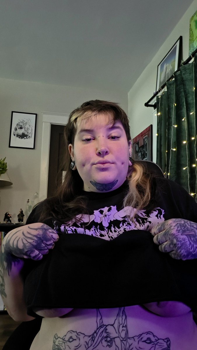 Threat23Triple's tweet photo. everyone say biiiiig stretch 😋

#puppygirl #titties #teasing #tattoos #puppyplay #petplay #dumbpuppy https://t.co/l2pTkfdjNj