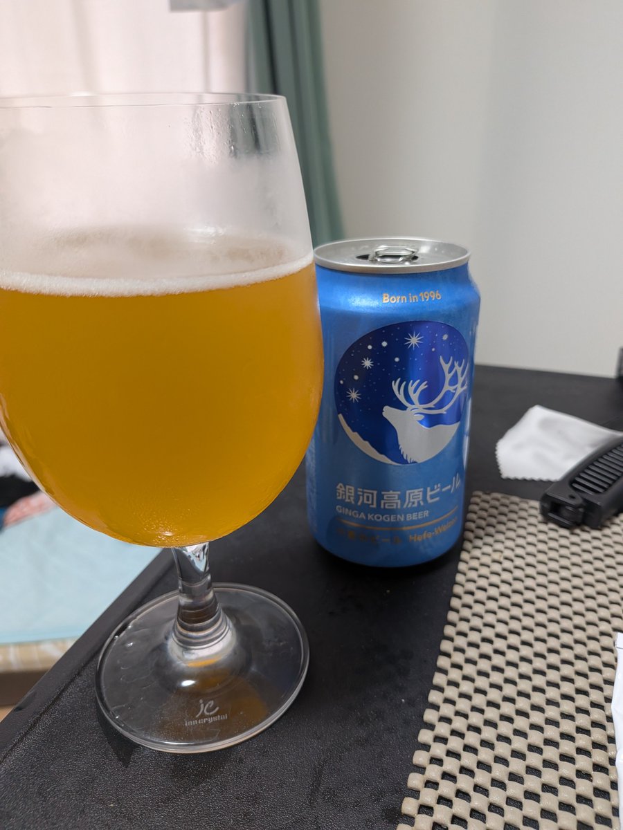 fitz_run's tweet photo. 別宅で競馬見ながら一人飲み

久々に銀河高原ビール飲んでみるけど、こんなに美味しかったっけ？

今はヤッホーブルーイングが売ってるのね https://t.co/BXZiAwXSbT