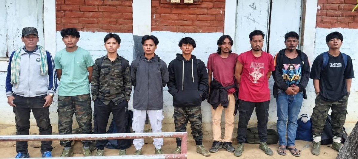 MeghUpdates's tweet photo. 🚨 BIG ACTION IN MANIPUR

17 individuals allegedly impersonating SoO cadres (8 KNA, 9 KLA) ARRESTED in a joint operation by Manipur Police, QAT CRPF & CoBRA at Sinai Camp.

24 FIREARMS, 38 magazines, EXPLOSIVES, ammunition & combat gear SEIZED. 

All 17 remanded to 8 days of POLICE CUSTODY.