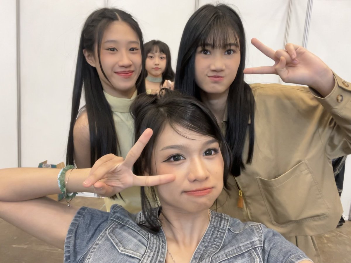 Nala_JKT48's tweet photo. TERIMAKASIH BANYAKKK YAAAAK🙇‍♀️🙇‍♀️🙇‍♀️ udah mau nyempetin waktu buat ketemu di MnG n 2s kemariiiin! seruuu banget bisa senenggg” bareng. Pokoknya next time kita wajib banget ketemu lagi yaaah! (twt gakk boskuhhh??….)
selamatt jgg adekkadekkk🫂🫂 https://t.co/4aIgUMoc5o