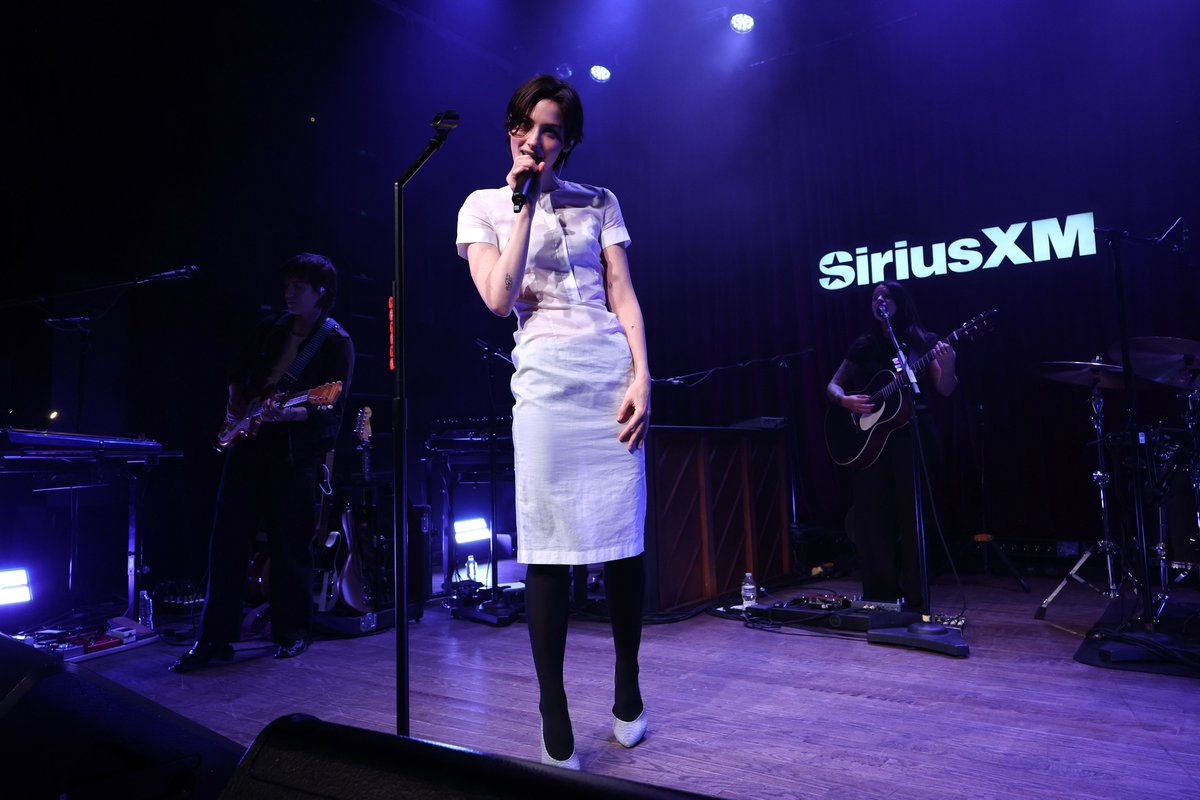ForeverPop3u's tweet photo. Gracie Abrams performs live for SiriusXM's Small Stage Series.
#gracieabrams https://t.co/xsHLYTyz64