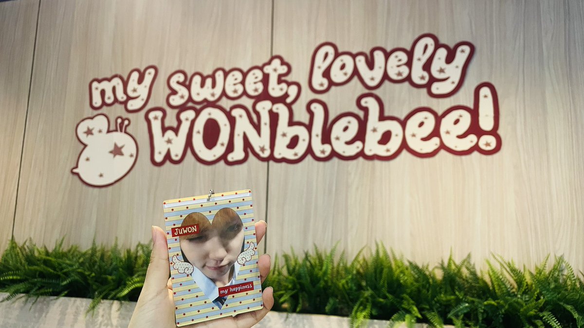 rendezvvoong's tweet photo. heart so full, bag even fuller!! definitely was a lovely day to hang out with so many people who love juwon 

worth every peso, i’m so in love with all the inclusionsss ❤️ 
#HappyWithWONblebee
#JuwonOurHappiness
#JUWON #박주원 https://t.co/44lmHm9Kqb