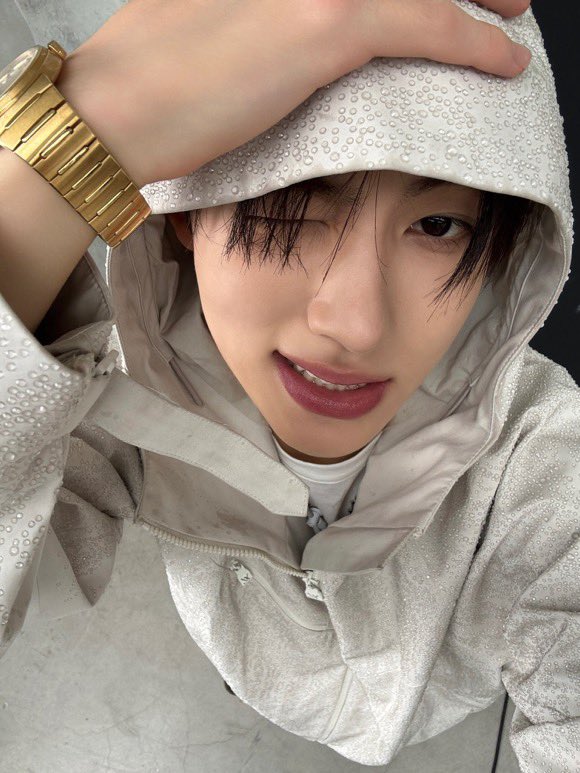 zoenghyeon's tweet photo. Adjusting my embellished hood and giving you a quick wink right before we hit the set. https://t.co/mFEBar9kA2