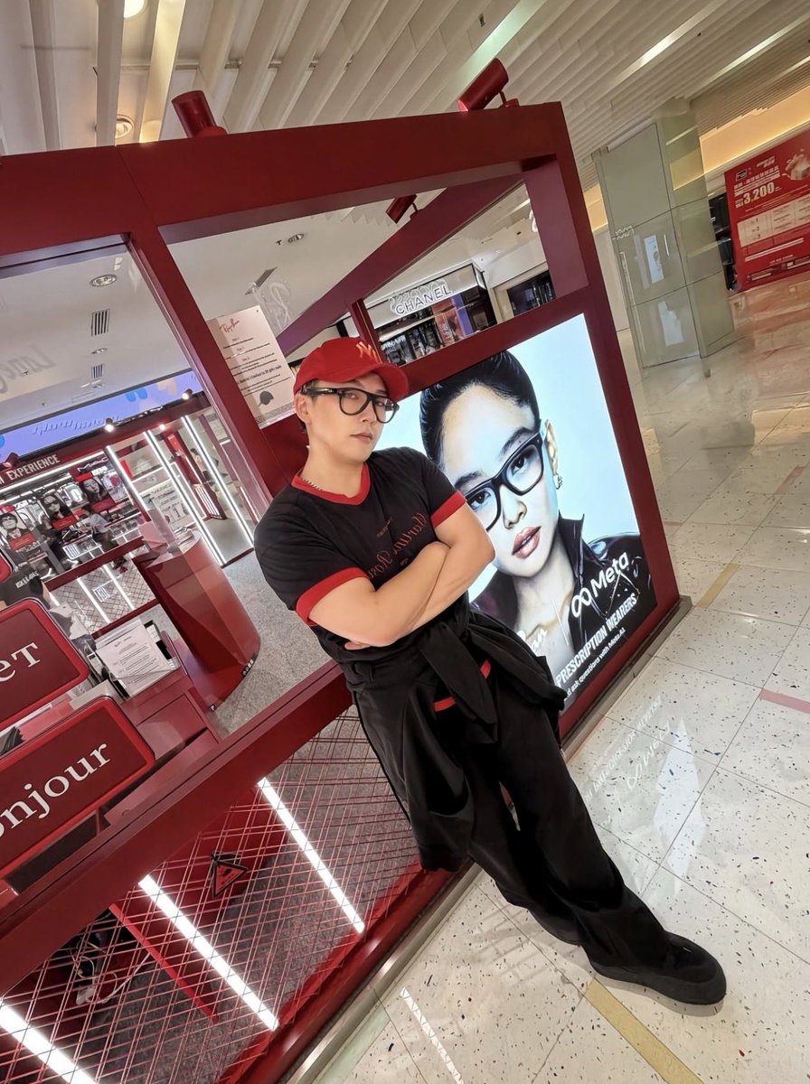 maibogs's tweet photo. Ray-Ban &amp; Ray-Ban Meta pop-up in Hong Kong, featuring Jennie 🇭🇰 https://t.co/eZDq5b4opB