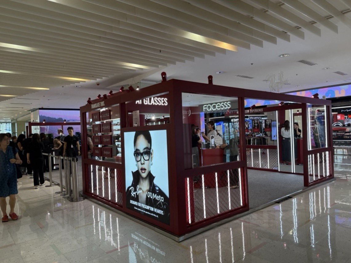 maibogs's tweet photo. Ray-Ban &amp; Ray-Ban Meta pop-up in Hong Kong, featuring Jennie 🇭🇰 https://t.co/eZDq5b4opB