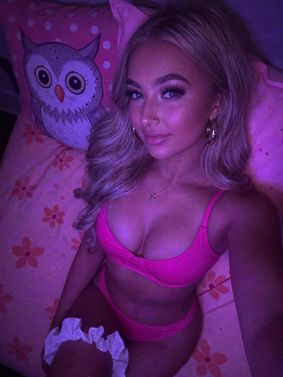 Leonie18Bunny's tweet photo. Es ist Samstag Nacht, wer will eine dreckige schlampe noch mit seinem Bullen Sperma füllen 🐂🥛
#goon #cumtributes #bbc #bwno #chav #blacked #slut https://t.co/KIjxAKItwn