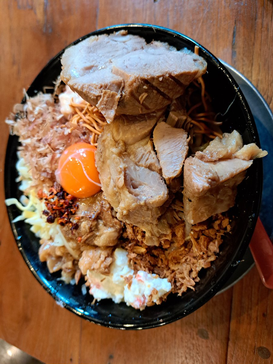 kenboy8465's tweet photo. 週末のガス点検忘れてました><
そんなこんなでお昼に
麺屋櫻弐
ラーメン200g生姜
限定混ぜそば
豚の塊が巨大です。
麺、スープ共に旨い🍴😆✨
愛情鶉ありがとうございます。
豚の塊に腹パンで撃沈です。
ご馳走様でした。 https://t.co/oaSshinBB1