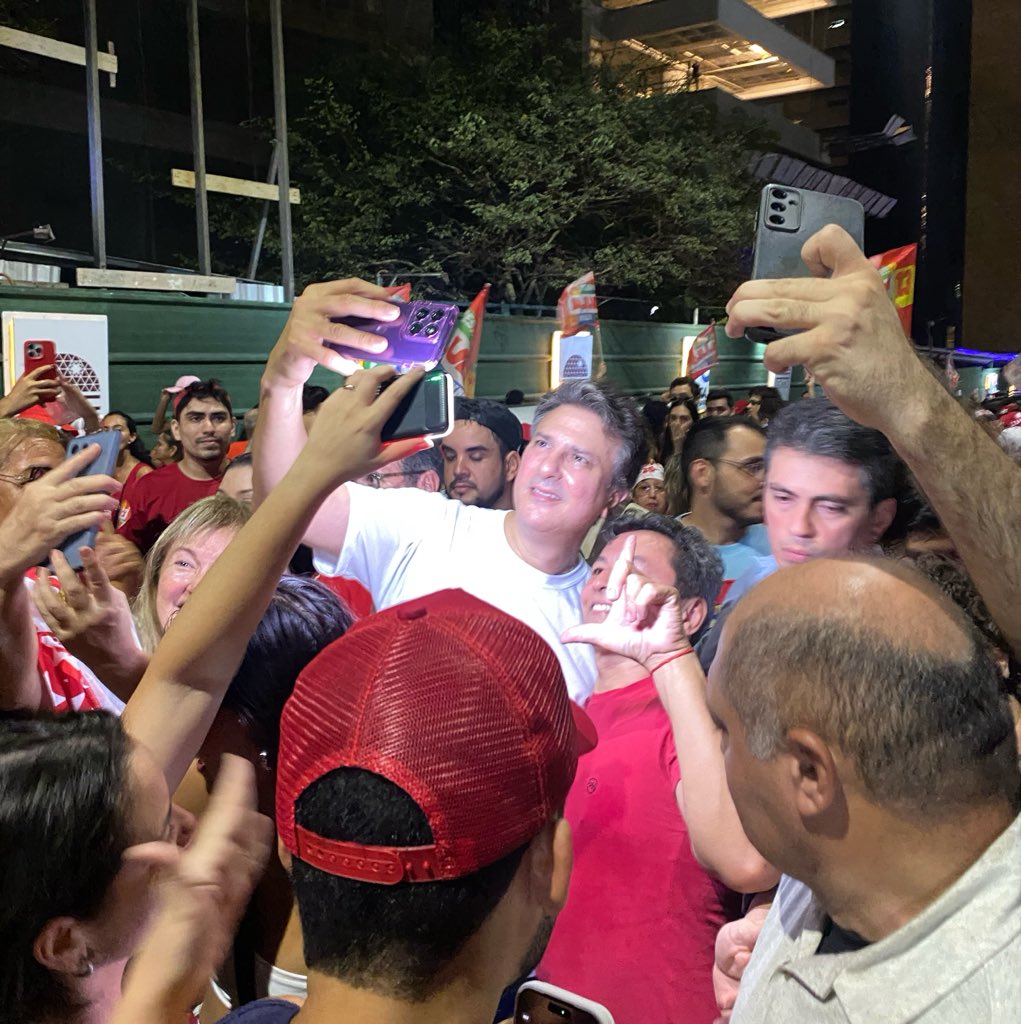 caitvprice's tweet photo. esse é o homem que botou a família bolsonaro pra mamar? camilo santana? https://t.co/jkXVtXD8zk