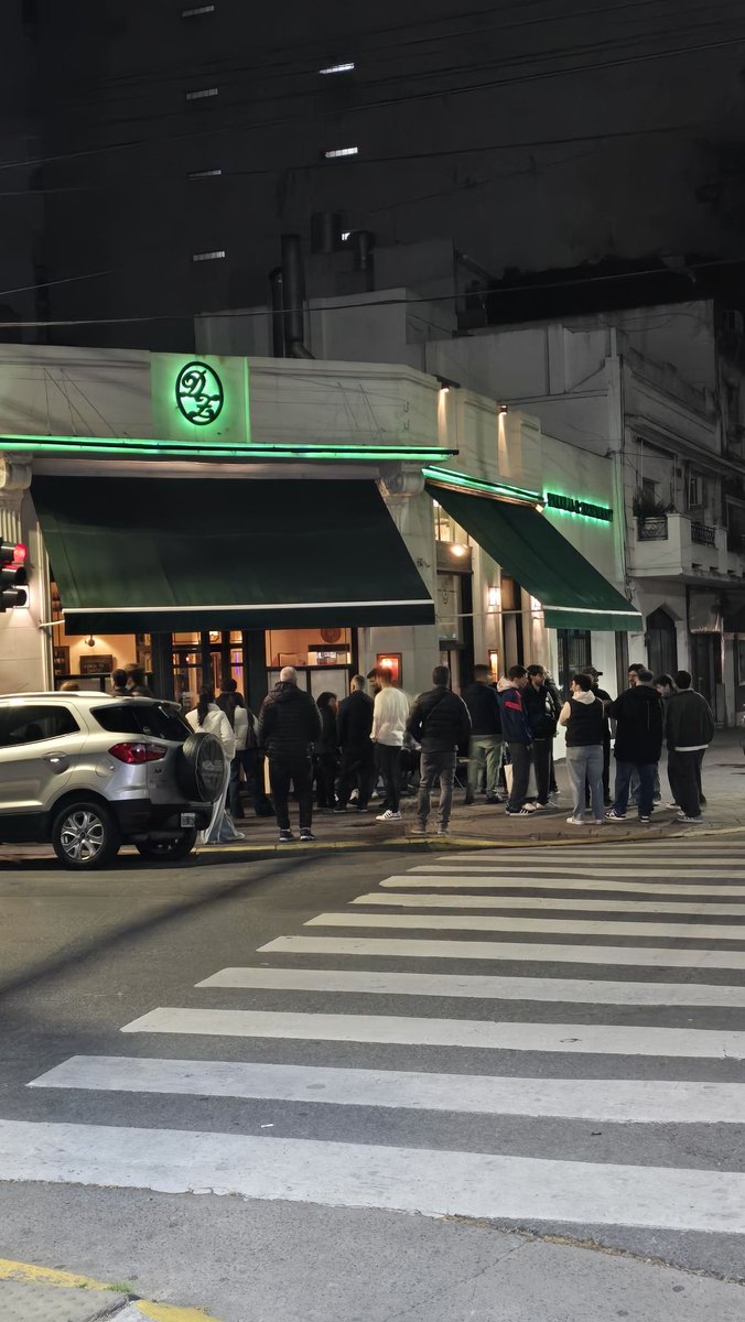 TraductorTeAma's tweet photo. Fin de mes, 23.30hs Don Zoilo, CABA
Todos muertos de hambre
No llegaron a entrar a comer de lo lleno que estaba, fallecieron todos afuera. https://t.co/RaIf7pCyaX