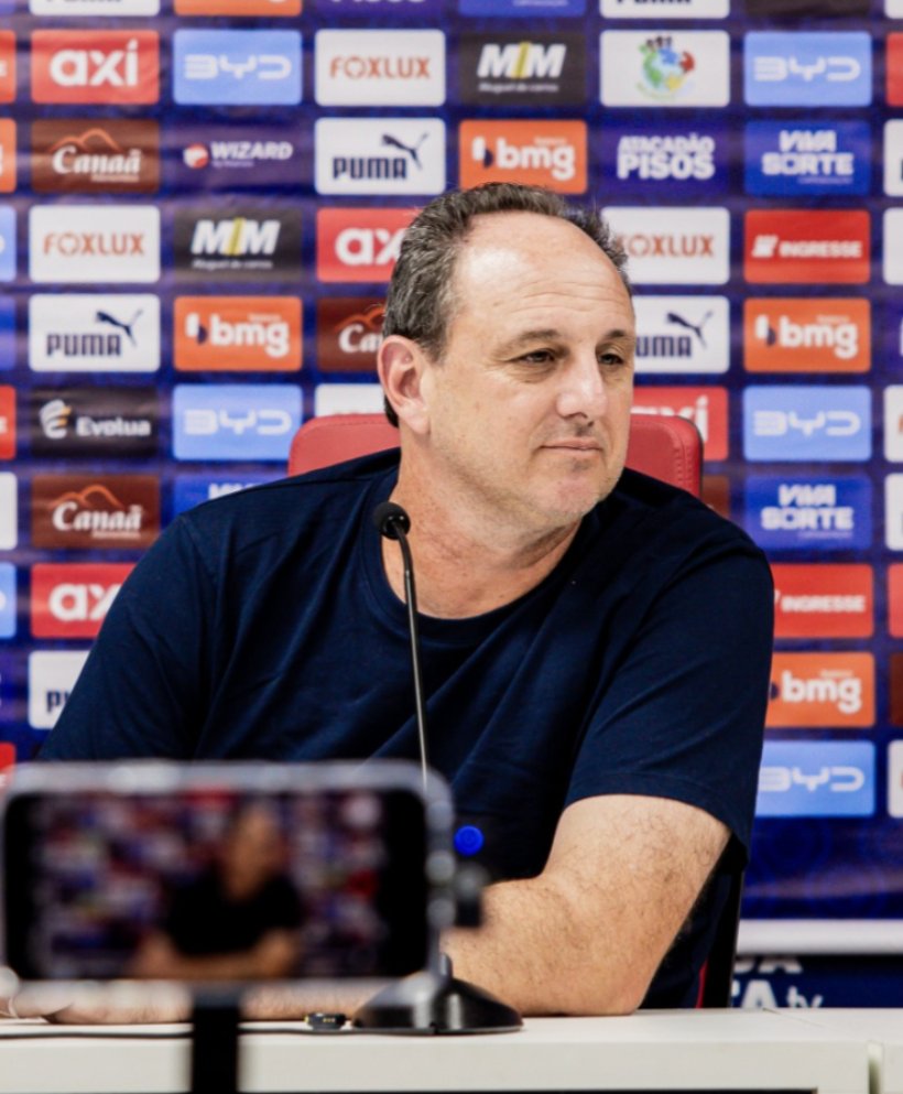 voudebahea's tweet photo. 🗣️ Rogério Ceni: “Sobre o Neymar?

Eu vejo, pela juventude, pela garotada de hoje, a admiração que todos têm por ele. Para mim, talvez seja o jogador mais talentoso da última década, dessa última geração.

Então, por mais que você seja adversário, seja de outro time, eu tenho um respeito e uma admiração futebolística pelo que ele faz. O que ele faz é diferente de tudo.

Com relação à parte comigo, ZERO PROBLEMAS. É do jogo. Ele defendeu o Santos, eu defendo o Bahia, e eu conversei com ele que achei que não tinha sido falta, que o lance era legal, de gol. [...] Ele dá um empurrão, mas, para mim, são coisas do jogo.

A parte do Nestor, ele deu entrevista para vocês, e eu acho que fica registrado o que ele falou, mas não tira todo o carinho e a admiração que eu vejo dos jovens, crianças hoje, que têm ele como um cara que é um espelho para muita gente. Por isso, talvez deva ter bastante cuidado com todas as ações, né?

Mas, ali, a parte do Nestor eu também não vou repetir. Eu ouvi no vestiário, mas não vou repetir. É uma coisa com a qual ele tem que se policiar. Mas fica aqui.

Eu vi poucos jogadores tão talentosos quanto ele ao longo da minha carreira.”