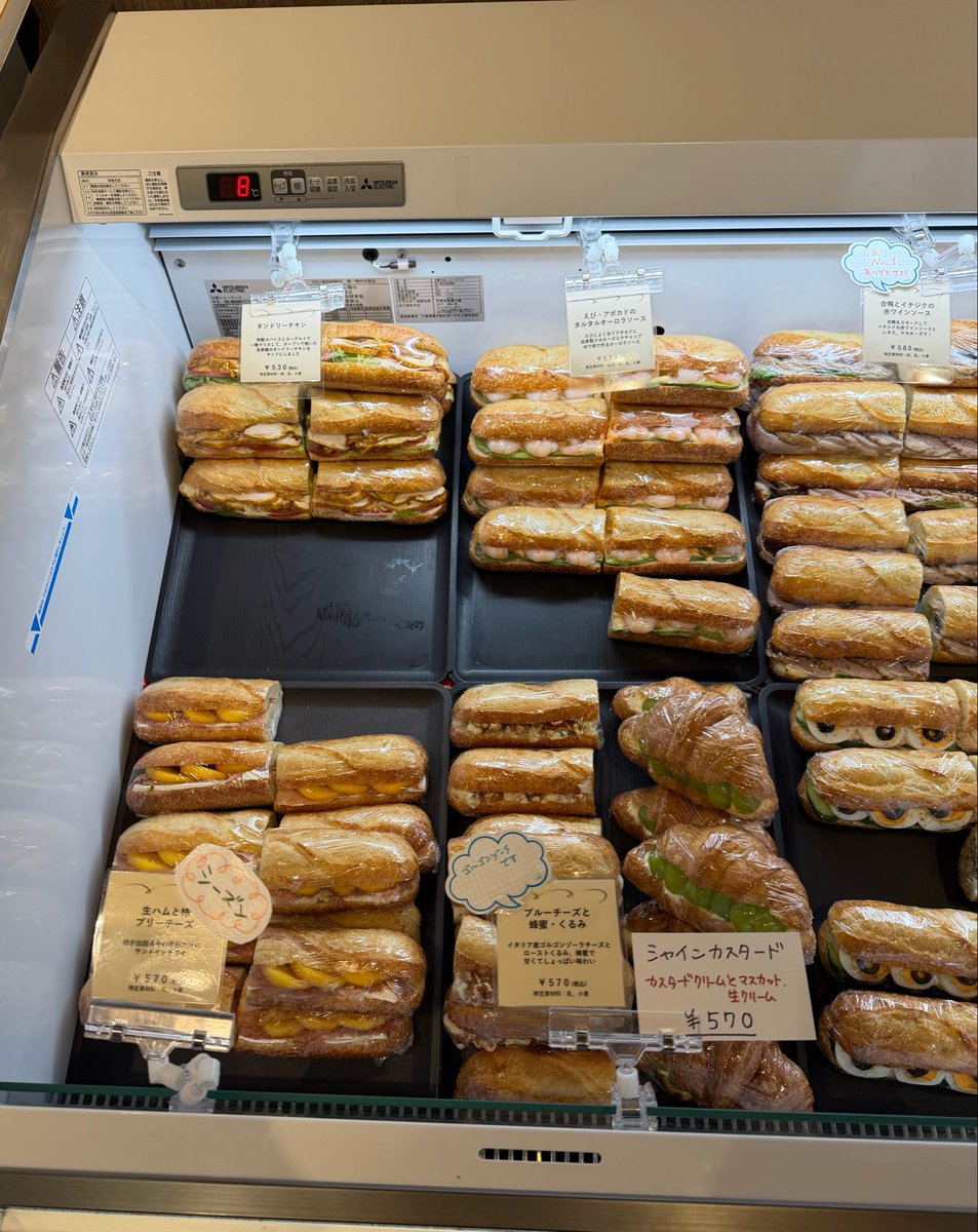 dor1416581's tweet photo. シャポードパイユ 麻布十番店

↓週末12時頃。10-11時に出揃うらしい。電話予約可。リベイク用のトースター有。よつ葉発酵バターのシュトレン✍🏼 https://t.co/ooFjMclli1