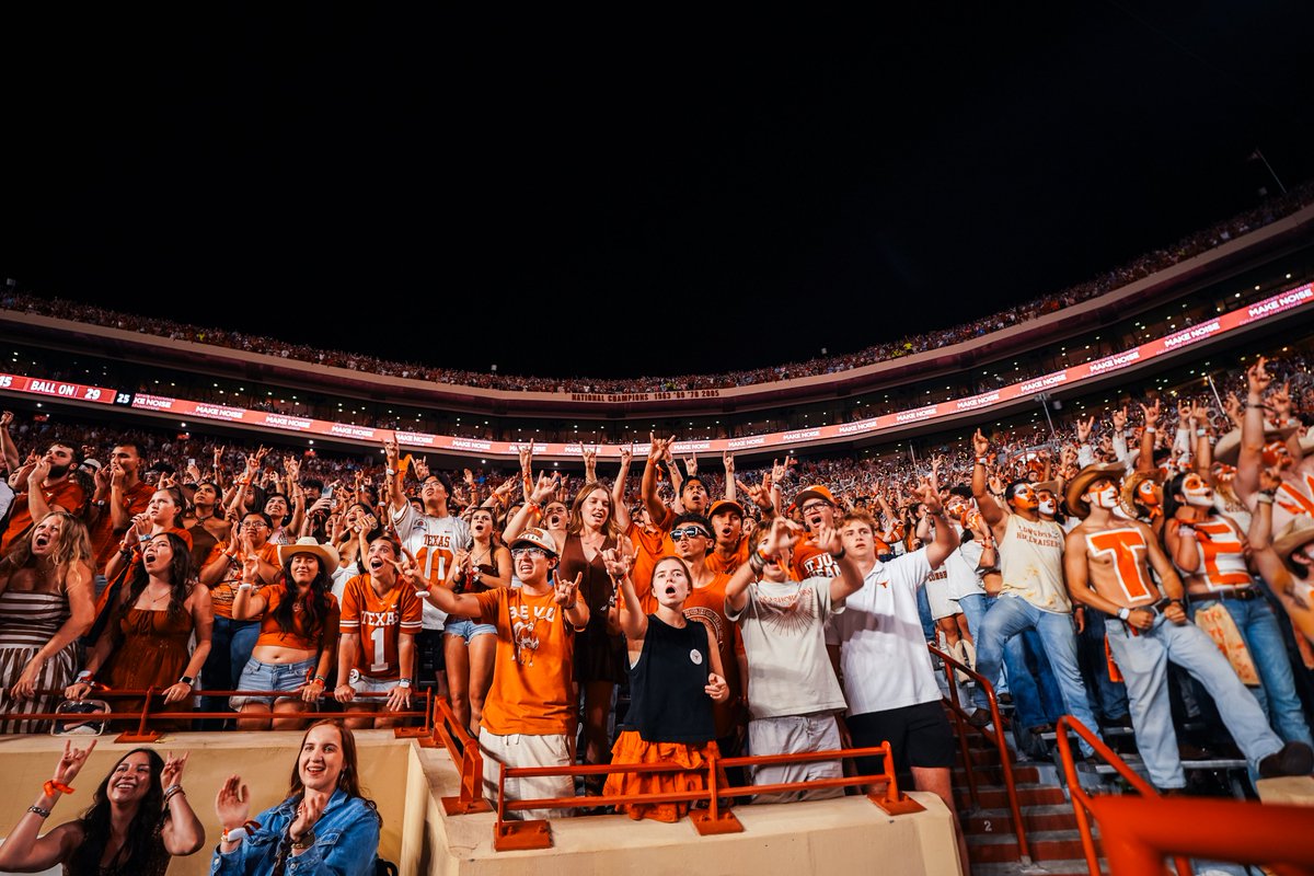 TexasLonghorns's tweet photo. Longhorn Nation, how we feeling? 🤘

#HookEm https://t.co/qwiQimkZve