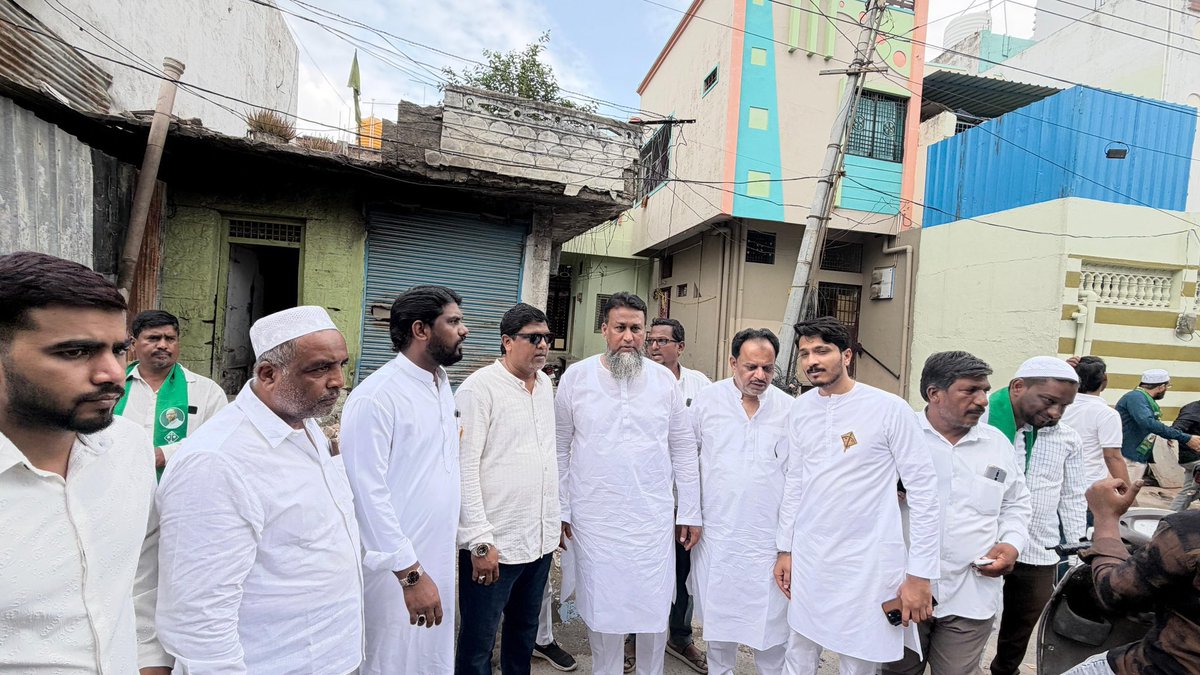 SyedMoin9890's tweet photo. 📍 Adoni, AP 
Br. @asadowaisi Sahab ki hidayat per aj Adoni me paidal daura kiya door to door awwam se mulaqaten ki or #AIMIM ko bhari vote dene ki appeal ki gayi.
Is maoqe per Feroz Lala sb. Rashid Faraz sb(GHMCcorprtr), Fahad bin Abdad sb.(GHMCcorprtr) or Candidate maojud rahe. https://t.co/7Uhy8ieQ1r