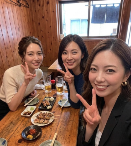 chichancriss's tweet photo. やっぱ左ですよね...          右でもいいよって人います... ？           ＊ちなみに3人ともバツイチなので誰も興味ないかな笑 https://t.co/d0LayGVez4
