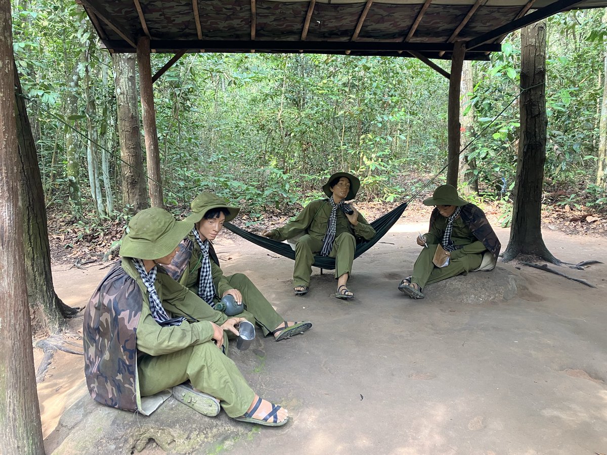 usapusuke's tweet photo. ベトナム戦争時のベトコンの防衛拠点、クチトンネルに来たまる https://t.co/ziHF10TFIl
