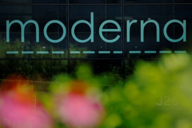 block_atom's tweet photo. 암백신 임상 성공했는데 Moderna 주가는 오히려 -20% 맞음...선반영의 무서움ㄷㄷ

Merck의 Keytruda에 Moderna 개인맞춤형 mRNA 암백신을 추가했더니
수술 후 흑색종 환자의 재발 또는 사망 위험을 42% 감소시킴.

1,137명 대상 대형 임상이고, 시장이 기대하던 약 40% 기준도 넘겼음.

과학적으로는 존나 큰 성과임.

근데 문제는 주가에 이미 “흑색종뿐 아니라 다른 암에서도 다 먹힌다”는 기대가 들어가 있었다는 것.

흑색종 시장만 보면 예상 최고매출 약 $4B, Merck와 절반씩 나누면 Moderna 몫 약 $2B.

그런데 8월 기대감 이후 기업가치는 그보다 훨씬 크게 뛰어 있었음.

게다가 흑색종은 돌연변이가 많아 암백신이 먹히기 상대적으로 좋은 암임. 폐암·신장암·방광암에서도 같은 성과가 날지는 아직 모름.

즉 임상은 성공했는데 시장은 한 단계 더 요구함.

좋은 약을 만든 것과 현재 주가를 정당화하는 건 완전히 다른 문제임.