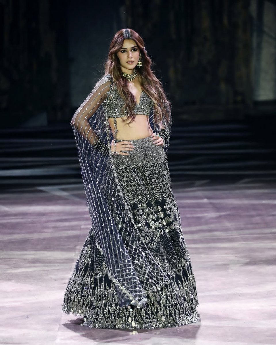 amitkotarya20's tweet photo. Kriti Sanon walks the ramp for Abhinav Mishra at his Annual Couture Showcase, INTO THE WILD 2026 ✨🖤

#Kriti #KritiSanonfans 
#KritiSanon https://t.co/rRgaVxOEIn
