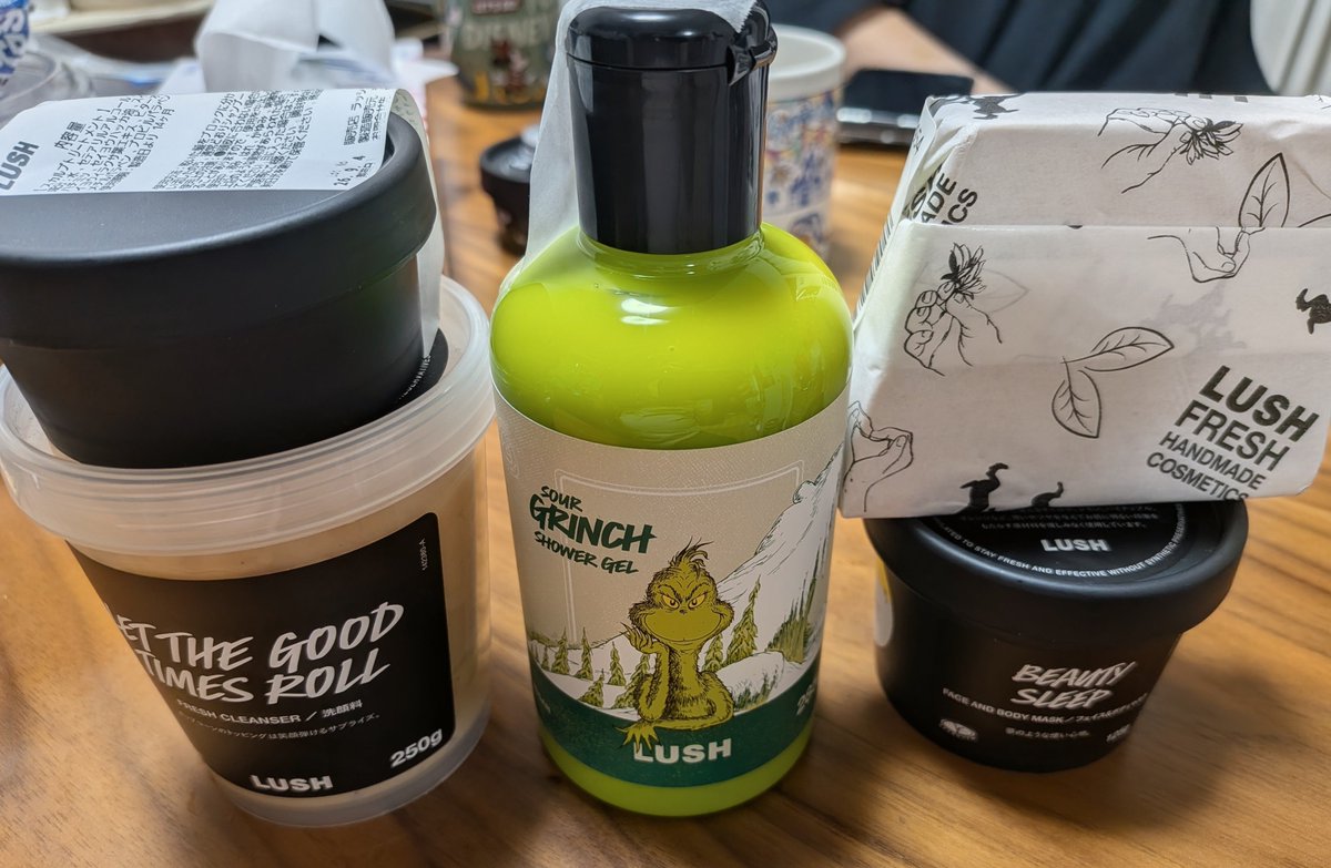 libus180's tweet photo. LUSHで色々買ってきたー( ◜ᴗ◝)
LUSHのものは香りが良くて好き💚

#LUSH https://t.co/PcvMJI8eeK