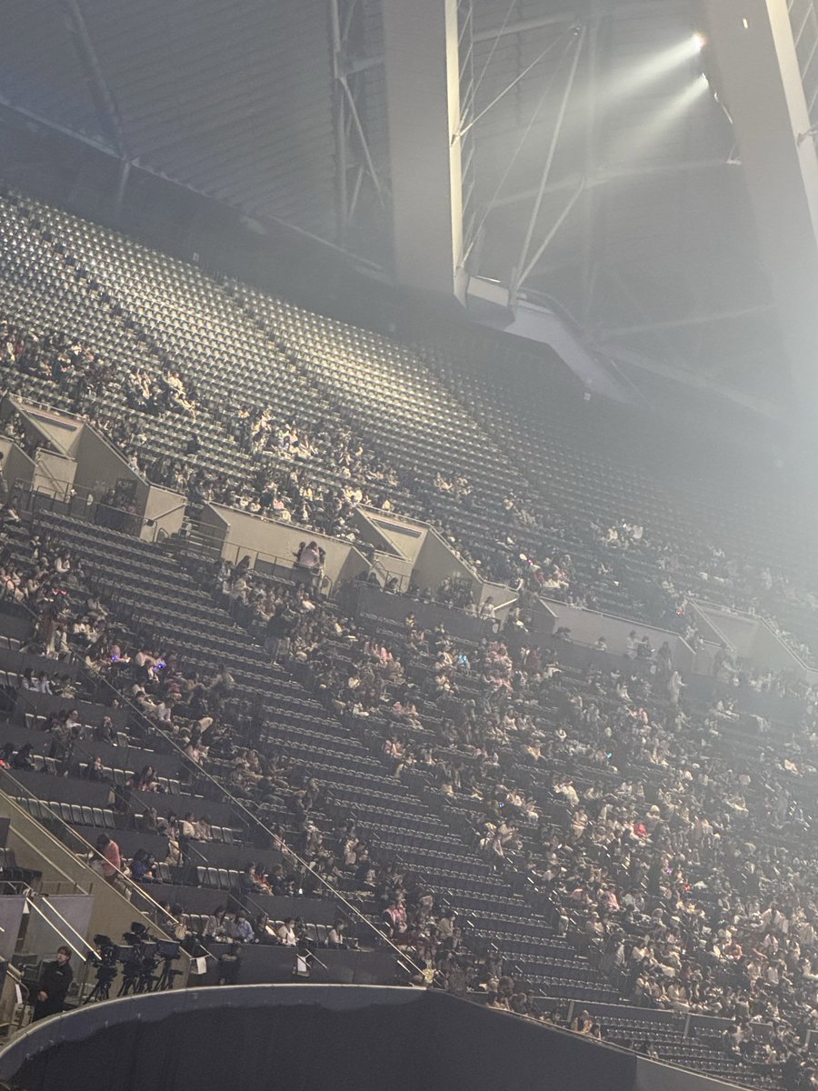 diver_down_fly's tweet photo. ナンバーアイの札幌ドームの画像が上がってたけど空席ヤバいな。韓国アイドル並の集客しかなくなったか(´・ω・｀) https://t.co/TXXi87bbCI