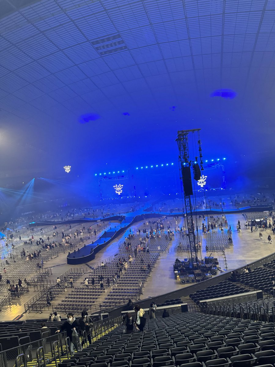 diver_down_fly's tweet photo. ナンバーアイの札幌ドームの画像が上がってたけど空席ヤバいな。韓国アイドル並の集客しかなくなったか(´・ω・｀) https://t.co/TXXi87bbCI