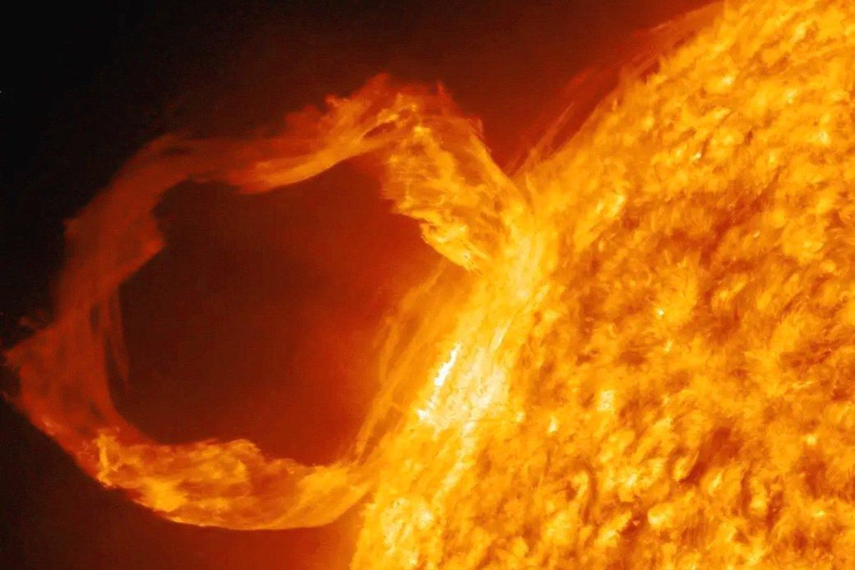 newscientist's tweet photo. An experiment has produced nanoflares similar to those seen on the sun, and shown that they can help explain why the outer layers of the solar atmosphere are so hot https://t.co/QzkFG3lh2X https://t.co/LKKnusioQY