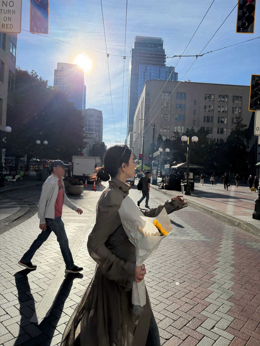 Corvaines's tweet photo. Flowers get sunlight and call it photosynthesis. I get a little sunshine and suddenly realize I’m just a sun-starved creature who’s been kept indoors far too long and desperately needs to be let out to frolic in the wild. https://t.co/X1WKnrpJwO