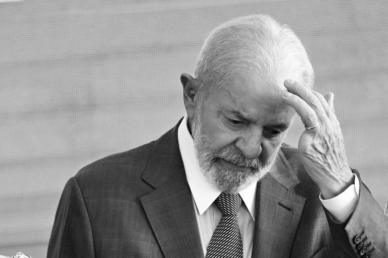 rodolfoprado's tweet photo. Fim de ciclo não é fácil. Fim de lenda também não é.

Viver uma campanha por dentro, sentindo na pele a adrenalina e o cansaço de cada dia, faz a gente enxergar o tempo de outro jeito. Assistir ao envelhecimento de figuras que moldaram a nossa época, enquanto nós mesmos amadurecemos e mudamos de visão, carrega um peso emocional que aperta o peito.

Mas se você acha que o que escrevo aqui é amor cego pelo Lula, já adianto: não é. Eu era leitor assíduo da Veja. Fui tucano de carteirinha, mesmo sentado na carteira de uma escola pública. Mais tarde, em 2008, vibrei com a chegada da Dilma; depois, na onda da Lava Jato, fui contra ela. Em 2018, fui contra os Bolsonaro, meu pai votou no Bolsonaro e depois se arrependeu. Nunca tive medo de recalibrar a rota quando achei que o país precisava.

Em 2022, estive nos bastidores da campanha. Muita gente não sabe o que eu fiz ali; alguns sabem. E está tudo bem, porque bastidor é isso mesmo: a gente não aparece na foto, mas ajuda a escrever a história. E nós estivemos nela. Fui convidado pra participar do governo, não quis. Conectamos gente, construímos pontes, conheci pessoas que levo comigo para a vida. Agora, na eleição mais importante da nossa história, decidi que não dava para ficar só olhando: eu me joguei de corpo e alma, em muita coisa que como já disse levarei comigo.

Justamente por ter andado por tantos lados, sei reconhecer os erros e os acertos do Lula, e também do Luiz, o homem de carne e osso por trás do mito. Mas, dentro de casa, não é exatamente assim? A gente não concorda com tudo o que o nosso pai fala, nem com tudo o que a nossa mãe faz. A democracia começa ali, na mesa da cozinha, e lá em casa, pelo menos isso, sempre existiu. Minha esposa, por exemplo, não é fã da minha militância. Ela prefere ficar longe dos holofotes; a família dela pensa diferente de mim e nem sempre votamos igual. Eu respeito. Sempre respeitei. Na política deveria ser assim: a capacidade de discordar sem destruir quem senta à mesa com a gente.

Só que, mesmo com todas as discordâncias, existem histórias que simplesmente não se apagam. Não dá para ignorar o menino que saiu do sertão de Pernambuco num pau de arara. O operário que deixou um dedo numa prensa de fábrica. O líder que olhou para o povo mais sofrido como quem olha para a própria família e teimou que todo brasileiro tinha o direito sagrado de tomar café, almoçar e jantar. O Estado precisa, sim, estar presente na vida de quem mais precisa. Tem que estar na merenda da escola, no posto de saúde, na primeira lâmpada acesa lá no sítio, no filho do pedreiro que conseguiu virar doutor.

Eu defendo isso sem nunca ter utilizado nenhum benefício social. Graças a Deus, consegui estudar, trabalhei duro para pagar a minha faculdade, virei advogado e fiz a minha pós-graduação na FGV. Mas ter conquistado o meu espaço não me fechou os olhos para o mundo; pelo contrário, eu entendi a importância do social porque sei que a vida não é justa e que o ponto de partida não é igual para todos. O fato de eu não ter precisado nunca me impediu de enxergar que tem muita gente que precisa dessa mão estendida para simplesmente ter uma chance.

Meus filhos foram entendendo tudo isso aos poucos e perceberam de que lado da história nós estamos. Hoje, são fãs dele. Ontem, quando escutaram o miliciano chamar o Lula de “nove dedos” em tom de deboche, acharam um absurdo. Criança tem o coração limpo e entende rápido: aquele dedo que falta não é piada. É a cicatriz de quem trabalhou.

Existem lendas, e o Lula é uma delas. Aquela inteligência emocional veio de um lugar que nenhum diploma ou livro de ciência política consegue explicar. Ele é um dos Pelés da política. Um estadista, assim como outros grandes que tivemos, de outras cores e partidos, e o tucano que eu já fui sabe muito bem reconhecer um estadista quando vê. Essa é a nossa dança democrática, e ela só é bonita porque tem mais de um par e estamos dançando juntos.

Mas o tempo passa até para as lendas. Quando eu vejo o Lula com os seus 80 anos, eu vejo um pouco do meu pai, e isso me emociona de um jeito difícil de explicar. A gente cresce vendo o nosso pai como uma fortaleza, alguém que parece que nunca vai cansar. Só que os anos passam, e quando começamos a notar o passo mais lento e o peso do tempo chegando, bate um nó na garganta que mistura gratidão, respeito pelas cicatrizes da vida e uma vontade enorme de proteger.

Enxergar isso tira a política do palanque e a coloca no lugar mais humano que existe: o coração de um filho. Ele já não é mais o mesmo. A barba, que um dia foi preta e cerrada nas assembleias do ABC, hoje é toda branca. O peso dos anos chegou, como chega para todo pai. Hoje ele tem a voz embargada, o tom emocional à flor da pele, o choro mais fácil de quem se emociona, chora junto e, justamente por essa vulnerabilidade tão humana, ainda conecta como ninguém e eu me conecto.

E mesmo assim, aos  80 anos, com todas as dificuldades da idade, ele subiu no palanque mais uma vez. Subiu feito aquele pai guerreiro e teimoso, que não larga a luta pela família e insiste em carregar a sacola mais pesada da feira, mesmo com as costas reclamando de dor. É nessa hora, vendo a humanidade de quem já deu tudo de si e ainda teima em continuar de pé, que a gente entende o tamanho do fardo que eles carregaram por nós. O que eu sinto hoje não é idolatria. É amor de filho, aquele amor maduro, que enxerga os defeitos, a teimosia e o cansaço, mas permanece ao lado.

Olhar para esse cansaço, porém, desperta uma inquietação inevitável. Quando o fim de um ciclo se aproxima, bate a dúvida na cabeça de muita gente: “E agora? Quem vai carregar essa sacola?”

Vou confessar uma coisa que guardo comigo há muito tempo. Quando eu tinha 18 anos, eu sonhava em ser prefeito da minha cidade, e, naquela ousadia boa que só a juventude tem, sonhava até em ser presidente. Parece pura utopia, eu sei. A vida adulta faz a gente engavetar esses sonhos. Mas, olhando para essa história toda hoje, eu me pergunto: se o menino pobre que saiu do sertão conseguiu chegar lá e mudar o destino de milhões, será que é utopia mesmo? Ou será que chegou a hora de nós ocuparmos esses espaços?

Olho ao redor e vejo a política sendo tomada por pessoas vazias, gente de discurso raso, que busca o palco pela vaidade e não sente a dor do outro. Essa é a reflexão que não sai da minha cabeça. Talvez a lição deste fim de ciclo seja a de que já não basta atuar apenas nos bastidores. Quando o nosso pai começa a cansar, é dever do filho tomar a sacola das mãos dele e seguir o caminho. Talvez seja a hora de sair dos bastidores e ir para a ação.

Fim de ciclo não é fácil. Fim de lenda também não é. Mas lenda não acaba: lenda vira semente e vira história. Uma história que a gente conta para os nossos filhos na mesa da cozinha, antes de levantar da cadeira, arregaçar as mangas e colocar a mão na massa. Porque, daqui para frente, depende de nós.