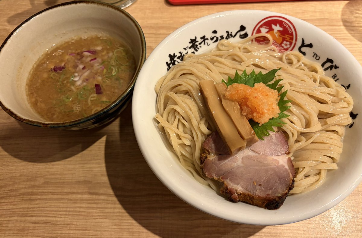 hikonyan_pien's tweet photo. 【焼きあご煮干しらぁめん とびうお】🚃南林間
✨限定✨ 濃厚秋刀魚つけめん 特盛

秋刀魚つけ麺が好きすぎてまた来た🙌✨
今年この限定を食べるのは最後になるから特盛で🔥
相変わらずウマすぎる🥹✨

特盛だから超満腹🫃💦
自分は昼に沢山食べれば翌日までお腹空かないタイプからコスパいいです🤣👍 https://t.co/L4oNTqjc1E