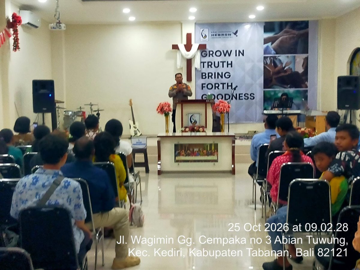 TabananBal11695's tweet photo. *Kapolsek Kediri Melaksanakan Program Minggu Kasih di Gereja GPDI Hebron Abiantuwung*
Dalam rangka menciptakan situasi Kamtibmas serta menjalin silaturahmi dan menjaga kerukunan serta toleransi antar umat beragama dalam menjaga situasi keamanan agar tetap aman dan kondusif. https://t.co/4Nyj8TUlDk