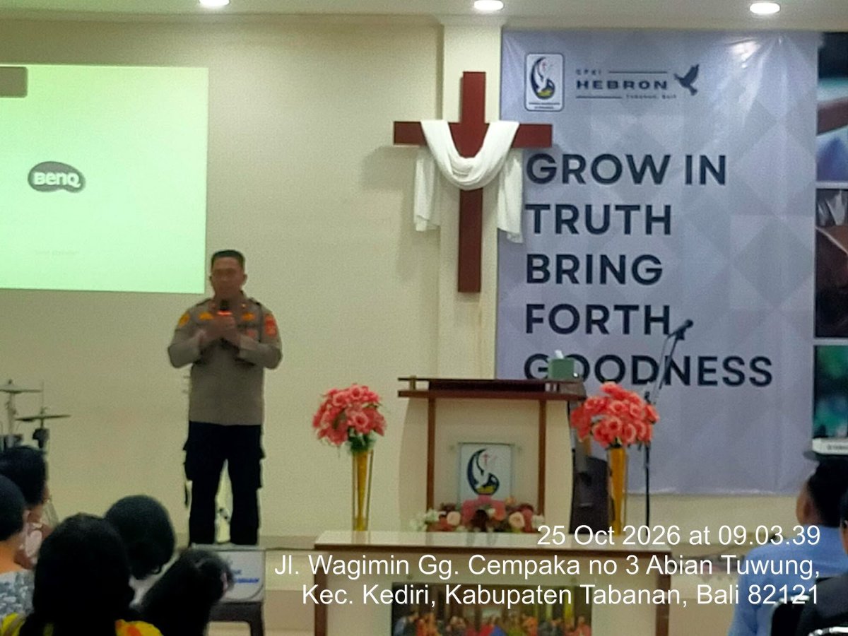 TabananBal11695's tweet photo. *Kapolsek Kediri Melaksanakan Program Minggu Kasih di Gereja GPDI Hebron Abiantuwung*
Dalam rangka menciptakan situasi Kamtibmas serta menjalin silaturahmi dan menjaga kerukunan serta toleransi antar umat beragama dalam menjaga situasi keamanan agar tetap aman dan kondusif. https://t.co/4Nyj8TUlDk
