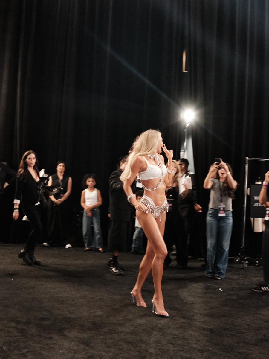 ForeverPop3u's tweet photo. More backstages pictures 🪽#VSFashionShow https://t.co/cpnsRHAgA9