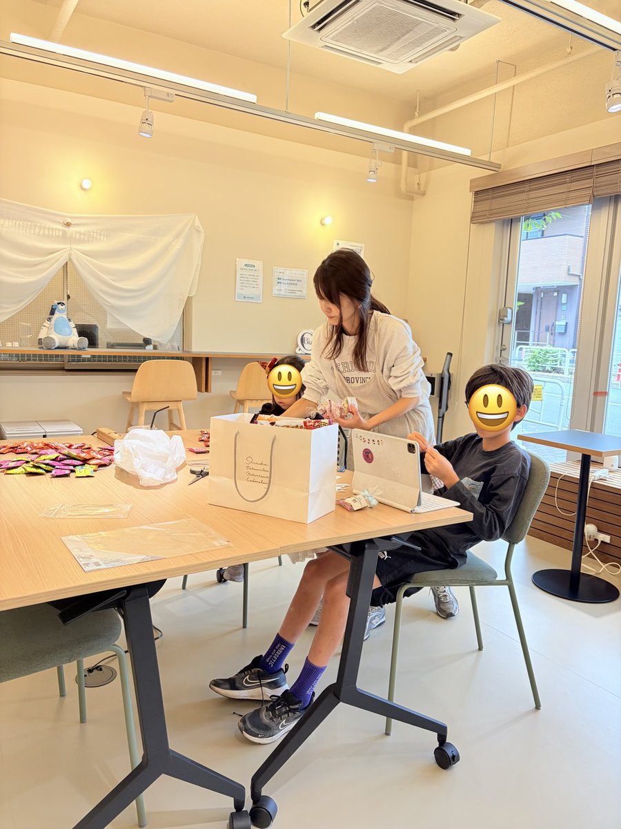 yonyonsaeki's tweet photo. ハロウィンウィーク🎃
午前中の雨予報がなくなったからか、すごい人通りです！

仮装した子供達で街がとても賑やかに。

お菓子が終了してしまったお店も結構ありますが、
家族総出で、詰め合わせを補充してくれたので、
もう少し頑張れそう！喫茶namespace！ https://t.co/lxHOsGseZ2