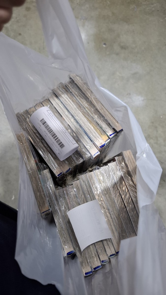 xPapiKAx's tweet photo. ขอบคุณสยามอินเตอร์ที่ทำให้เรากลับไปสู่การซื้อหนังสือ 20เล่ม 200บาทได้😔🫶✨️ https://t.co/u8lhGBcdFW